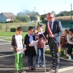 Fichier Participation des enfants de l'école de Cescau pour l'inauguration de l'école 2016 