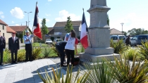 Dépôt de gerbe au monument aux morts pour les fêtes du village-2015