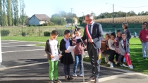 Participation des enfants de l'école de Cescau pour l'inauguration de l'école 2016 